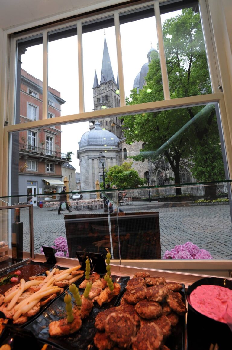 Frikadellen der Metzgerei Brach mit Blick auf den Aachener Dom