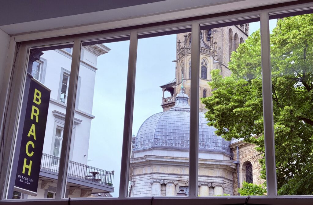Blick aus der Metzgerei Brach am Dom auf den Aachener Dom